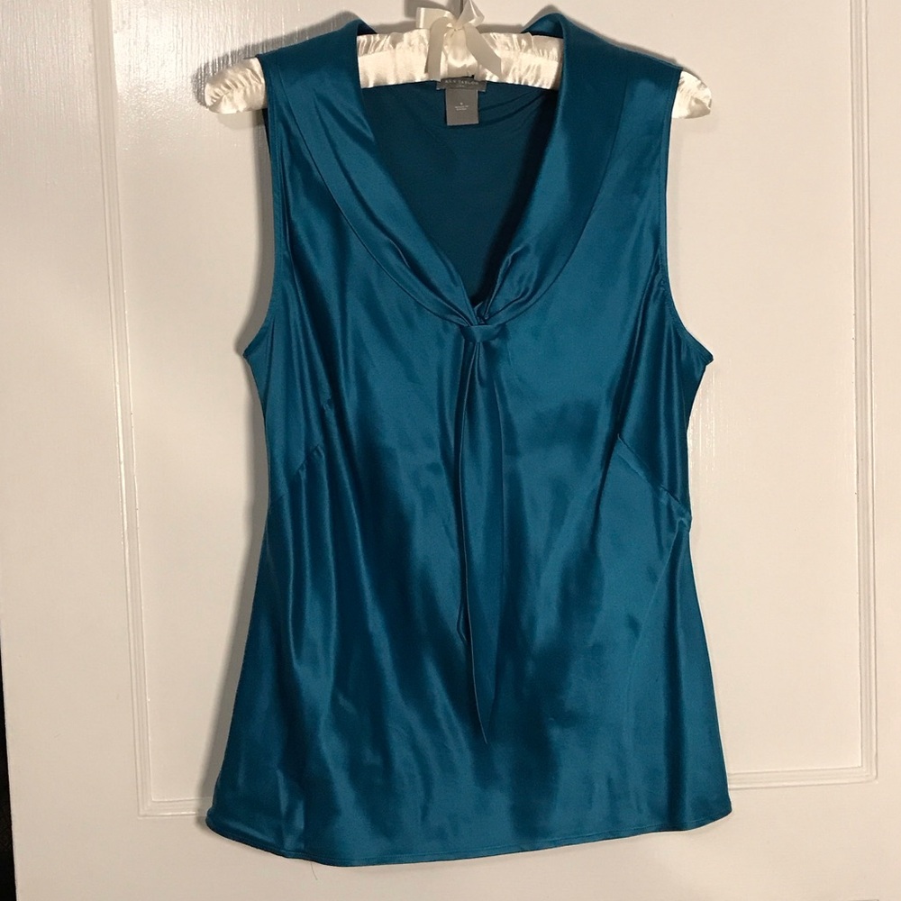 Ann Taylor Teal Sleeveless Blouse Size 6
Timeless satin piece
